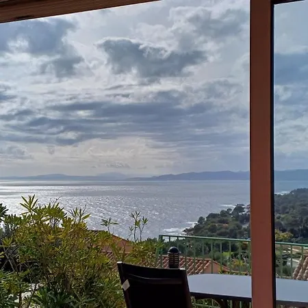 Tous A La Piscine Au Belvedere Vue *