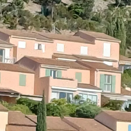 Tous A La Piscine Au Belvedere Vue *