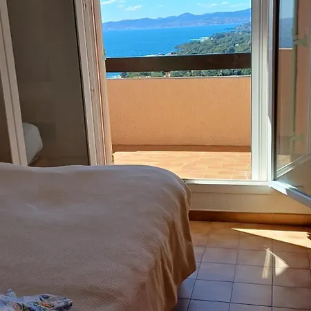 Tous A La Piscine Au Belvedere Vue Saint-Raphael (Var)